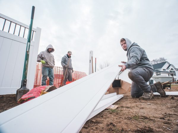 vinyl fencing crew installing fence